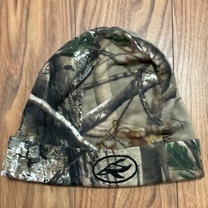 Real tree, redhead, camo hat